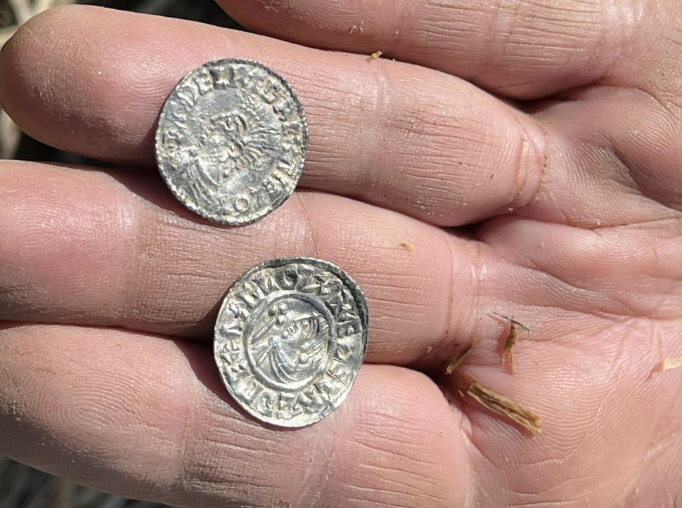 Descoperire arheologică unică de tezaur: S-au găsit 3.000 de monede de argint pe un câmp. E cea mai mare comoară vikingă din Norvegia 1065004