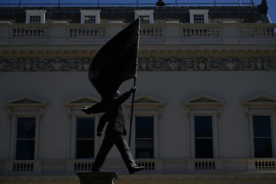 O statuie uriașă a apărut peste noapte în centrul Londrei. Poartă semnătura lui Banksy 1065000