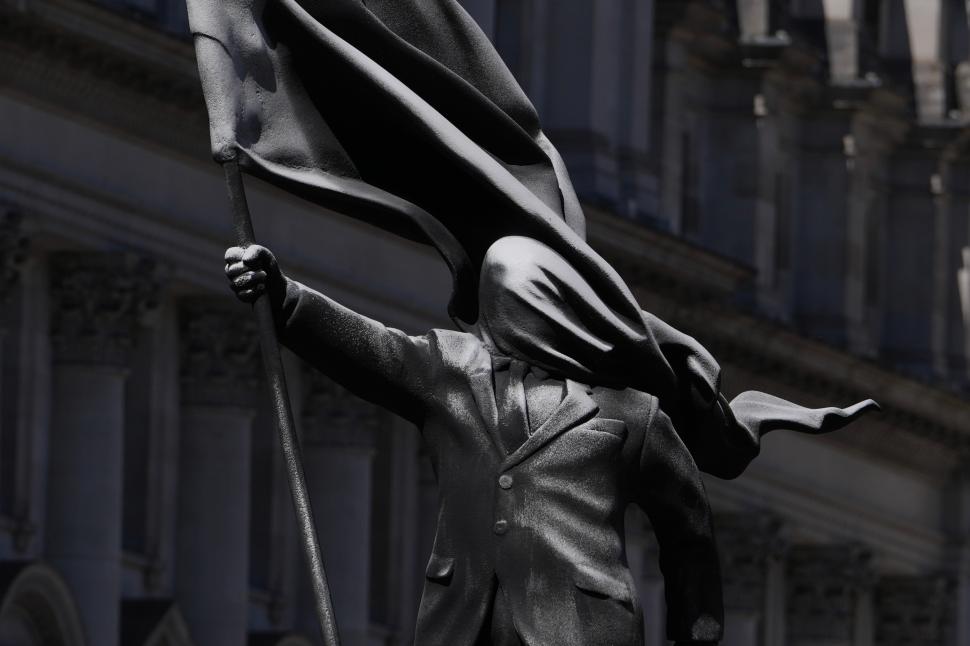 O statuie uriașă a apărut peste noapte în centrul Londrei. Poartă semnătura lui Banksy 1065001