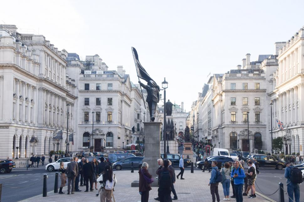 O statuie uriașă a apărut peste noapte în centrul Londrei. Poartă semnătura lui Banksy 1065007