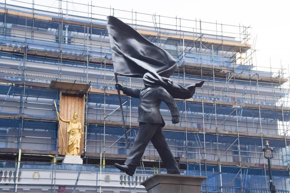 O statuie uriașă a apărut peste noapte în centrul Londrei. Poartă semnătura lui Banksy 1065008