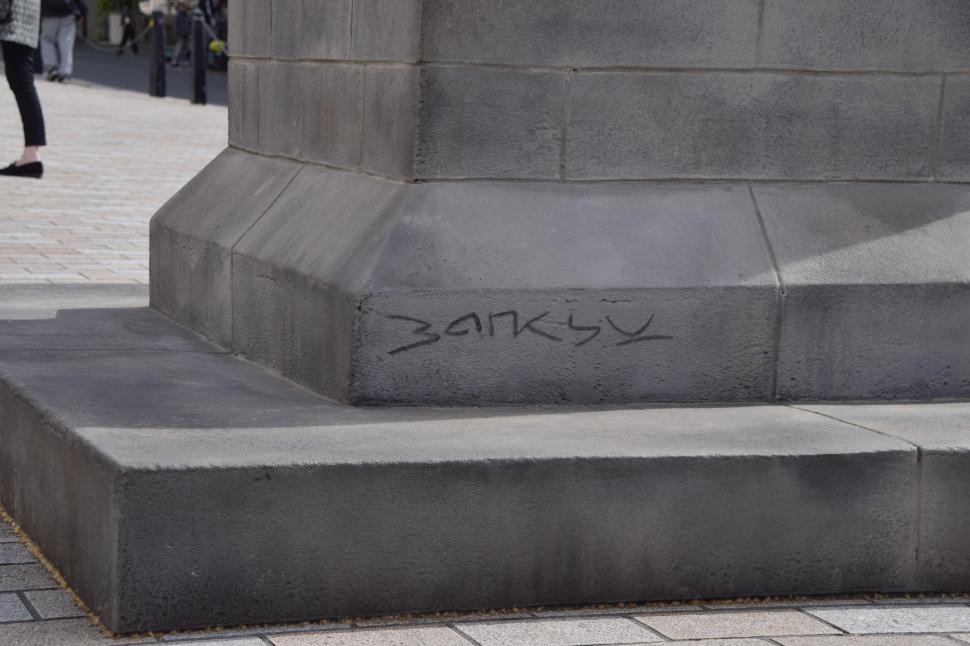 O statuie uriașă a apărut peste noapte în centrul Londrei. Poartă semnătura lui Banksy 1065009