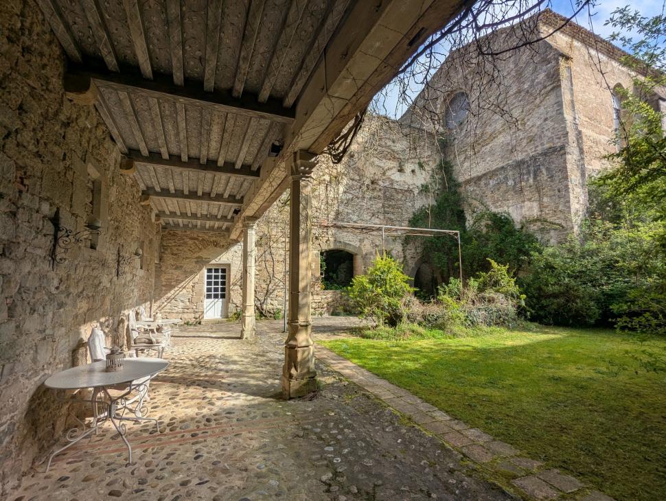 300 de femei au pus mână de la mână și au cumpărat un castel vechi de 1.000 de ani în Franța. Apoi au decis ce să facă cu el 1065230