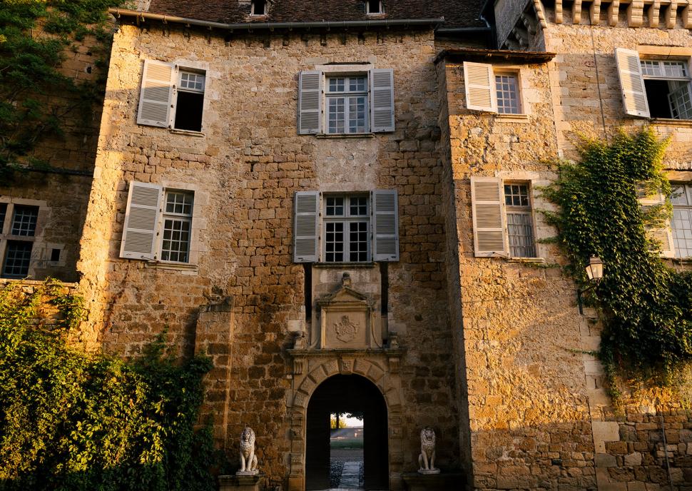 300 de femei au pus mână de la mână și au cumpărat un castel vechi de 1.000 de ani în Franța. Apoi au decis ce să facă cu el 1065231