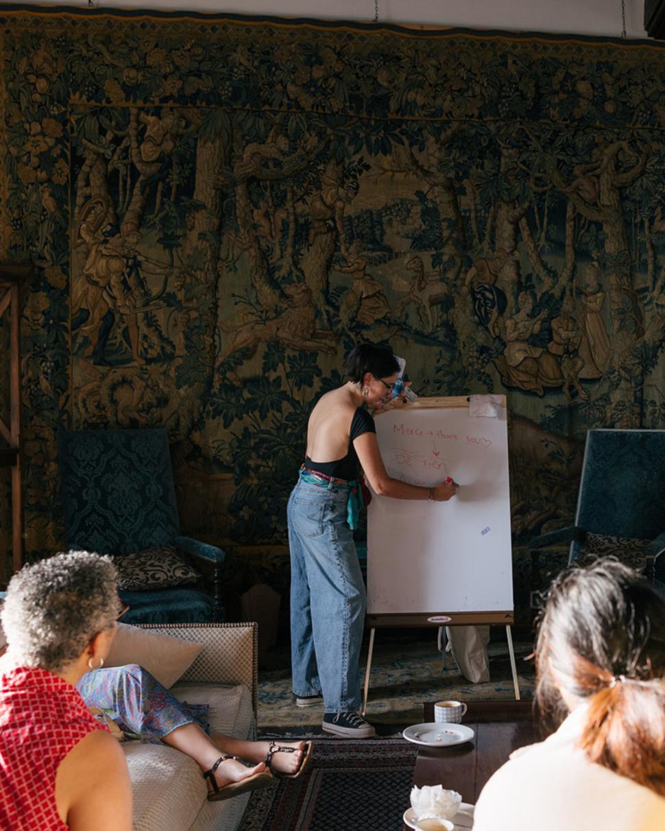 300 de femei au pus mână de la mână și au cumpărat un castel vechi de 1.000 de ani în Franța. Apoi au decis ce să facă cu el 1065242