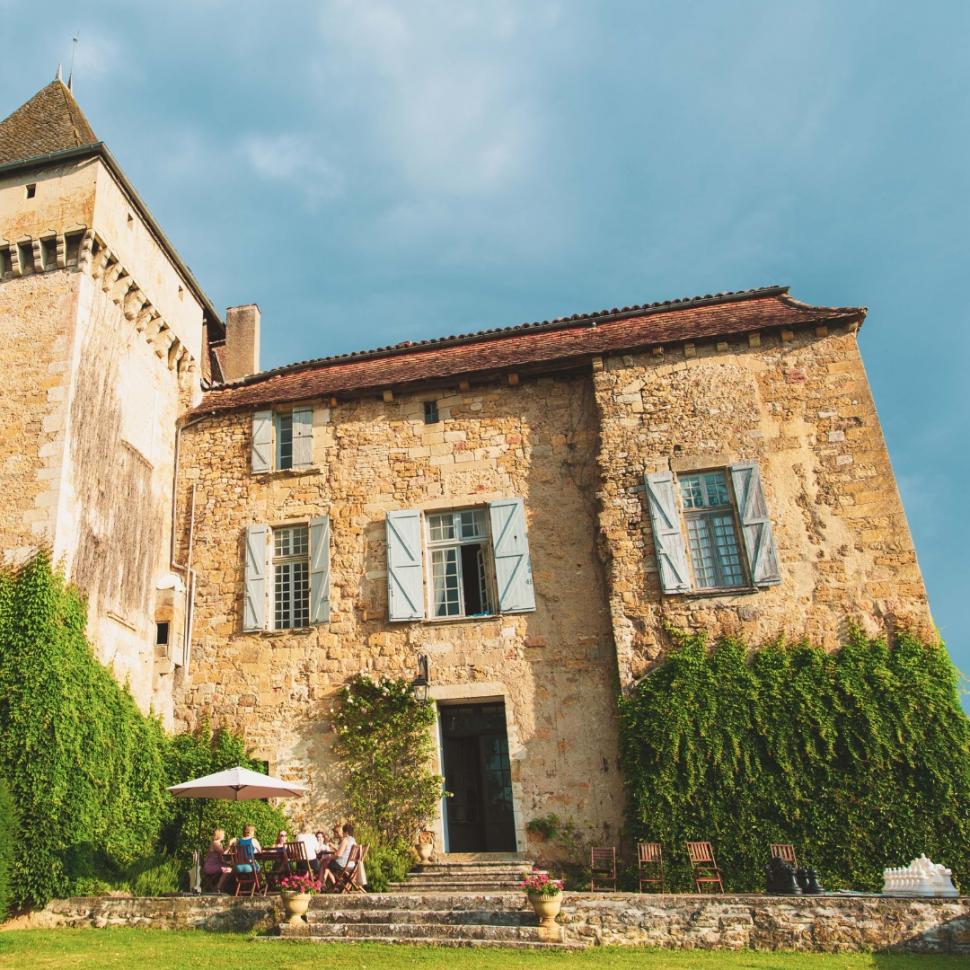 300 de femei au pus mână de la mână și au cumpărat un castel vechi de 1.000 de ani în Franța. Apoi au decis ce să facă cu el 1065245