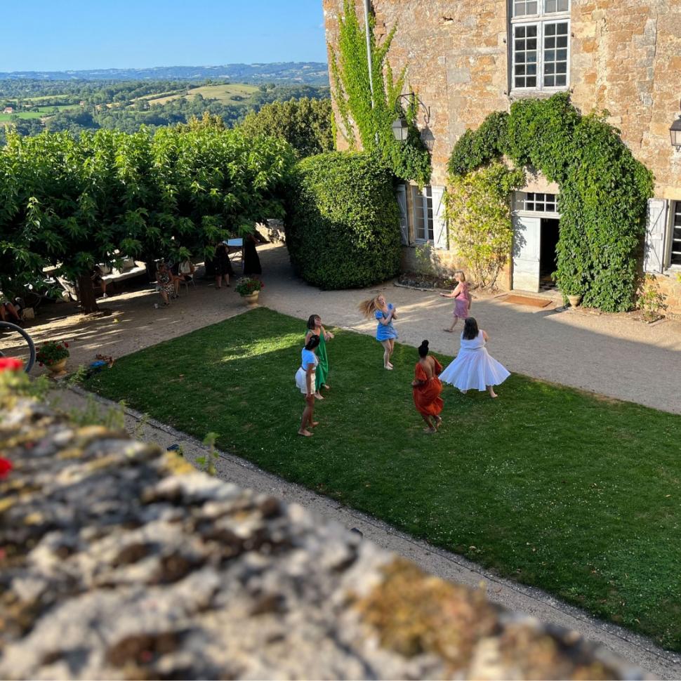 300 de femei au pus mână de la mână și au cumpărat un castel vechi de 1.000 de ani în Franța. Apoi au decis ce să facă cu el 1065246