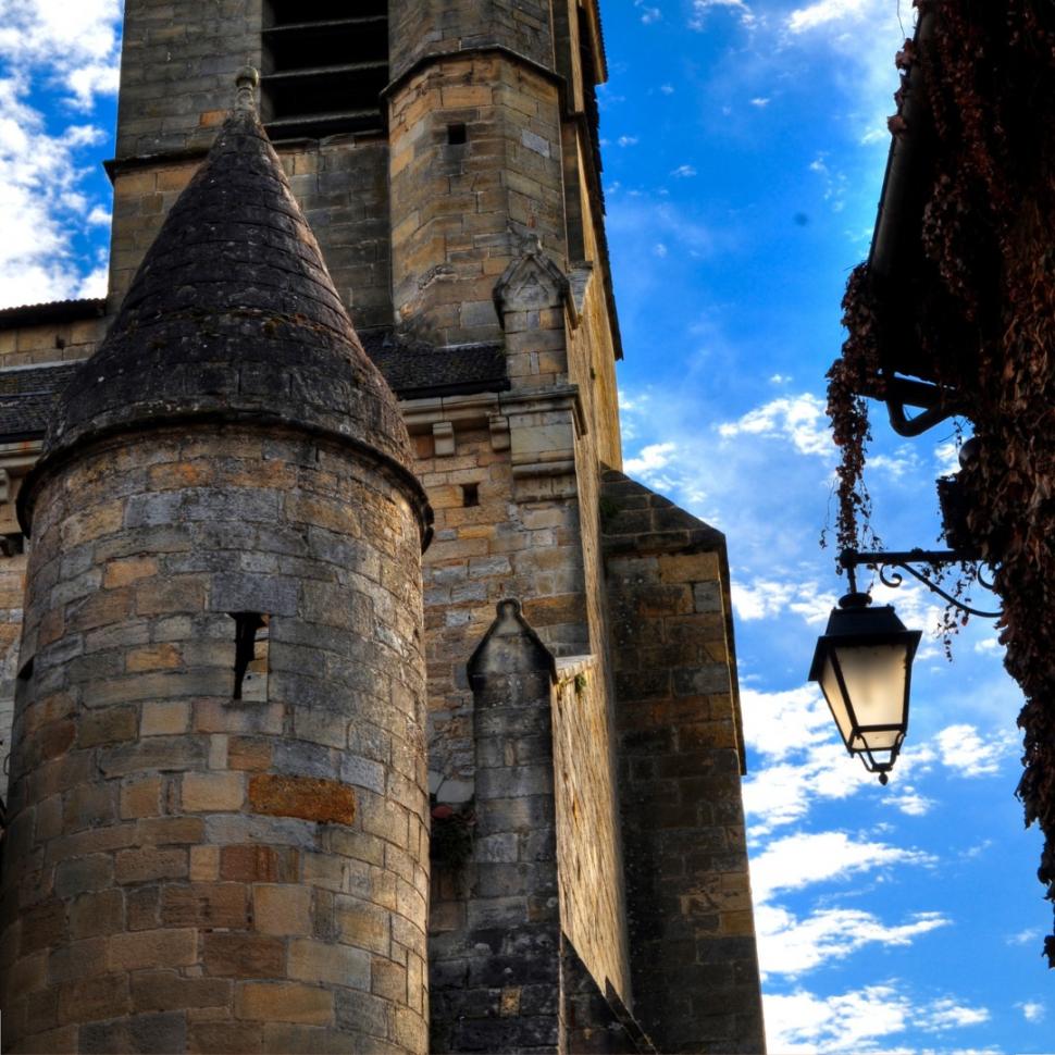 300 de femei au pus mână de la mână și au cumpărat un castel vechi de 1.000 de ani în Franța. Apoi au decis ce să facă cu el 1065247
