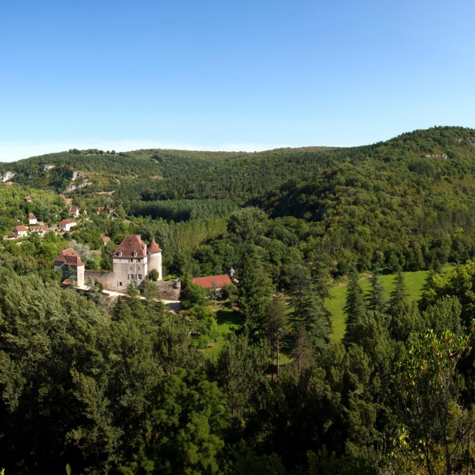 300 de femei au pus mână de la mână și au cumpărat un castel vechi de 1.000 de ani în Franța. Apoi au decis ce să facă cu el 1065248