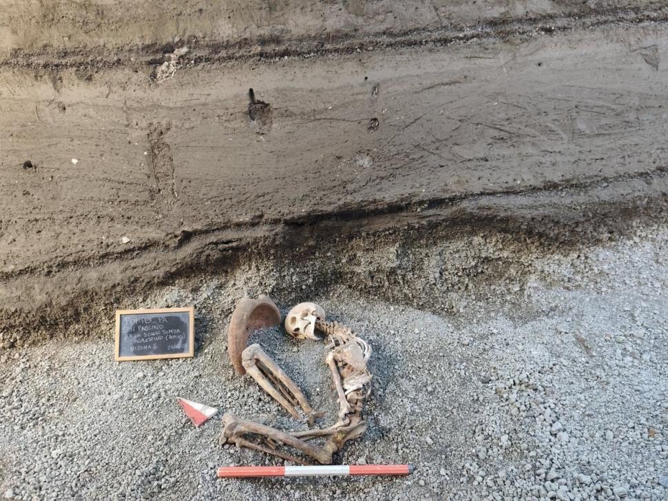 Un bărbat prins în Pompeii de erupția Vezuviului încerca să-și protejeze capul cu un bol. Scena tulburătoare a fost reconstituită de AI 1065151