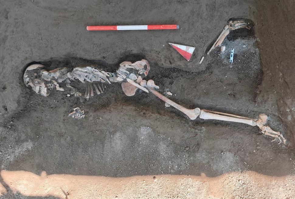Un bărbat prins în Pompeii de erupția Vezuviului încerca să-și protejeze capul cu un bol. Scena tulburătoare a fost reconstituită de AI 1065152