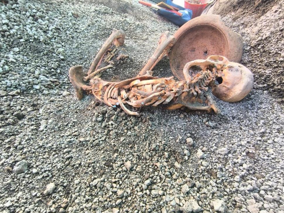 Un bărbat prins în Pompeii de erupția Vezuviului încerca să-și protejeze capul cu un bol. Scena tulburătoare a fost reconstituită de AI 1065153
