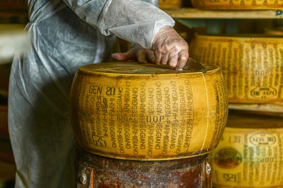 Banca secretă din Italia unde brânza devine aur financiar: În seif sunt 500.000 de roți de Parmigiano Reggiano. Cum arată „catedrala” 1065336