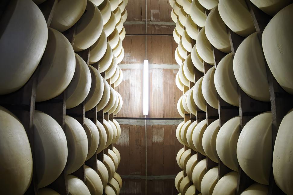 Banca secretă din Italia unde brânza devine aur financiar: În seif sunt 500.000 de roți de Parmigiano Reggiano. Cum arată „catedrala” 1065337