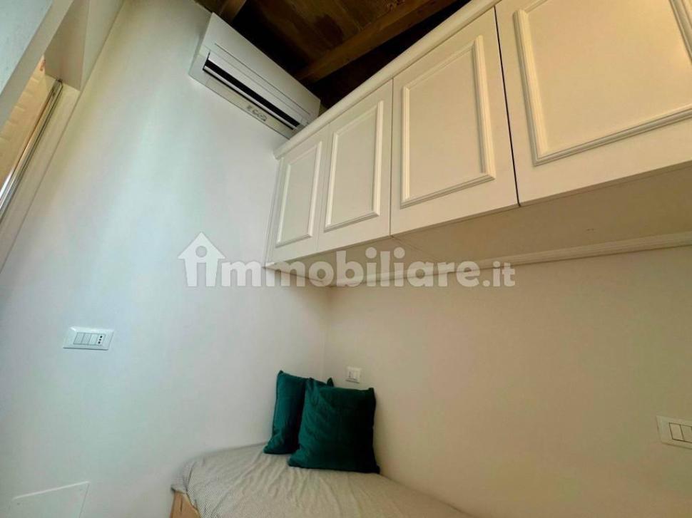 Cum arată garsoniera de 10 metri pătrați care se vinde cu 115.000 de euro în Florența. Baia are doar un metru pătrat  1065429