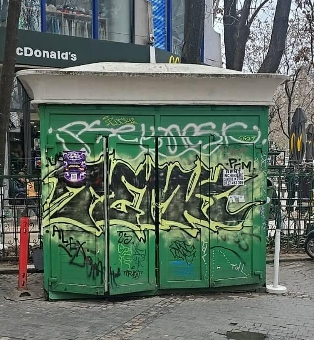 Un chioşc "uitat" de 20 de ani în centrul Bucureştiului a fost ridicat de autorităţi. Imagini cu ce au găsit muncitorii sub el 1065407
