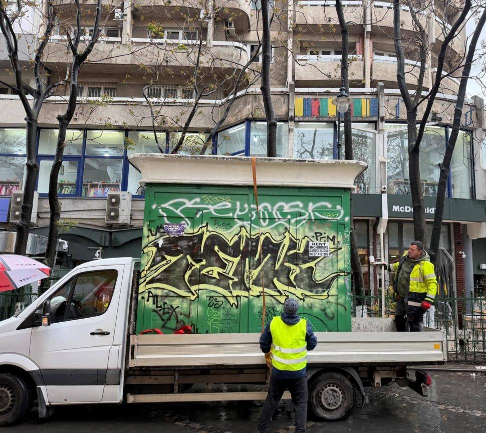 Un chioşc "uitat" de 20 de ani în centrul Bucureştiului a fost ridicat de autorităţi. Imagini cu ce au găsit muncitorii sub el 1065408