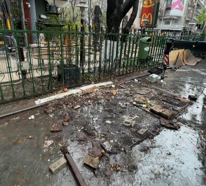 Un chioşc "uitat" de 20 de ani în centrul Bucureştiului a fost ridicat de autorităţi. Imagini cu ce au găsit muncitorii sub el 1065409