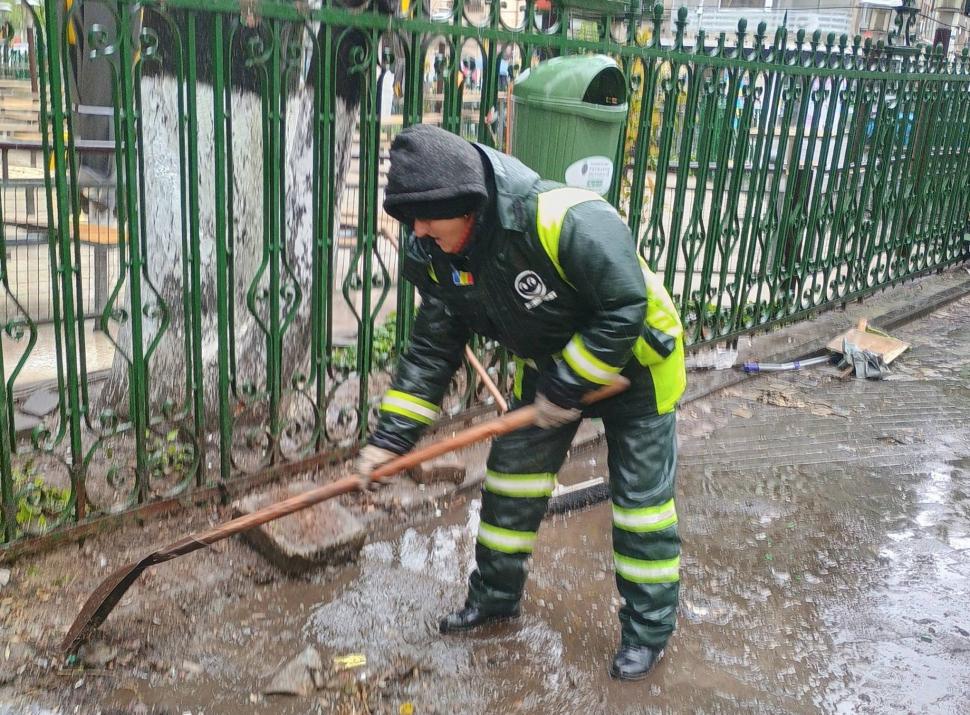 Un chioşc "uitat" de 20 de ani în centrul Bucureştiului a fost ridicat de autorităţi. Imagini cu ce au găsit muncitorii sub el 1065410
