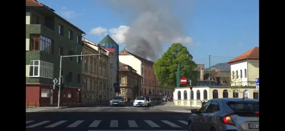 Alertă în Braşov, după ce o clădire istorică a luat foc. Fumul gros s-a văzut în tot centrul oraşului 1065565