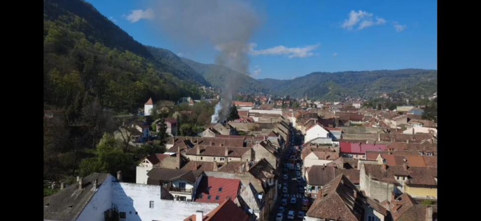 Alertă în Braşov, după ce o clădire istorică a luat foc. Fumul gros s-a văzut în tot centrul oraşului 1065566