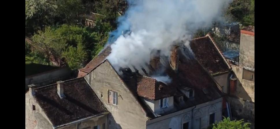 Alertă în Braşov, după ce o clădire istorică a luat foc. Fumul gros s-a văzut în tot centrul oraşului 1065567