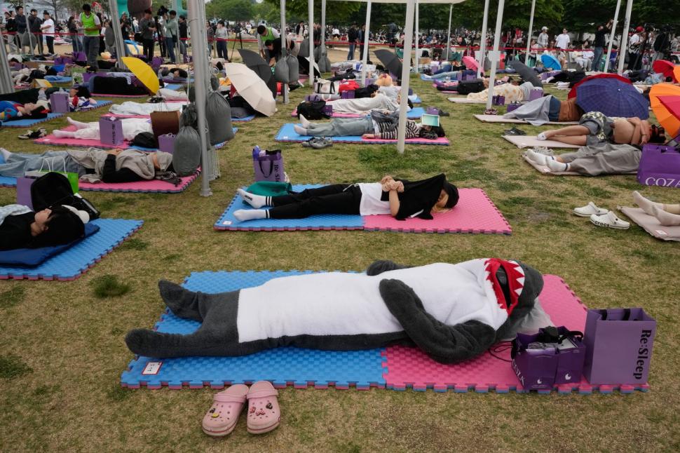 Coreea de Sud vrea să transforme somnul de prânz în sport național și a organizat un concurs de dormit în parc 1065664