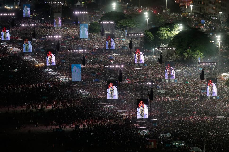 Două milioane de fani au cântat şi au dansat cu Shakira la megaconcertul de pe plaja Copacabana. Imagini de la evenimentul istoric 1065570