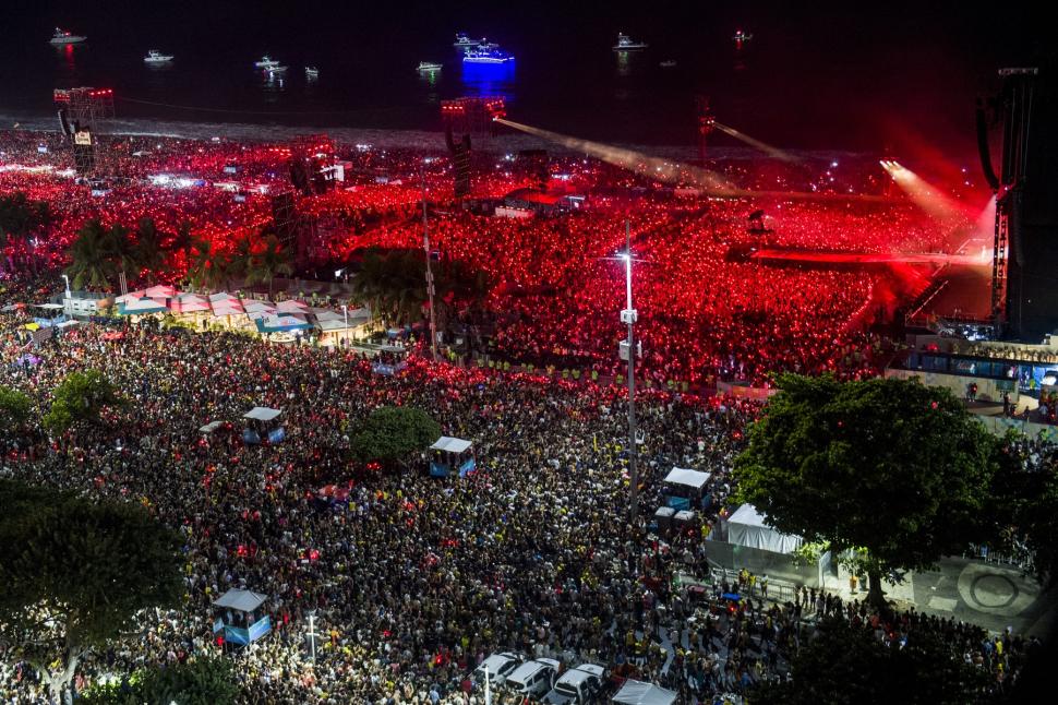 Două milioane de fani au cântat şi au dansat cu Shakira la megaconcertul de pe plaja Copacabana. Imagini de la evenimentul istoric 1065572