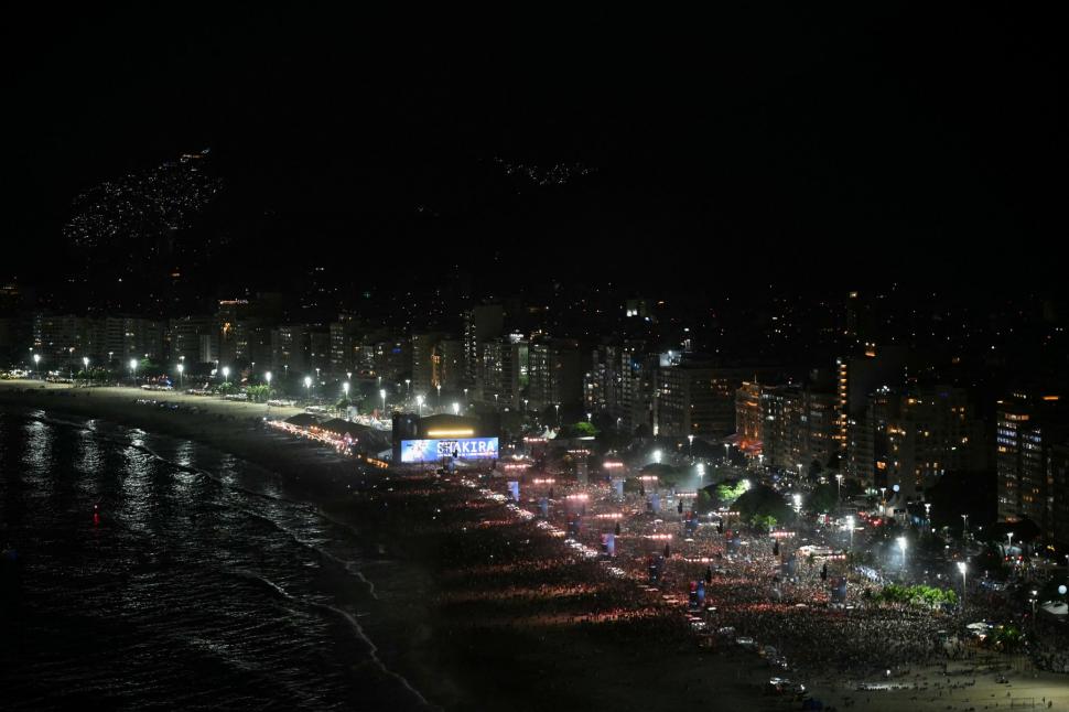 Două milioane de fani au cântat şi au dansat cu Shakira la megaconcertul de pe plaja Copacabana. Imagini de la evenimentul istoric 1065573