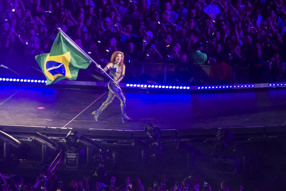 Două milioane de fani au cântat şi au dansat cu Shakira la megaconcertul de pe plaja Copacabana. Imagini de la evenimentul istoric 1065574