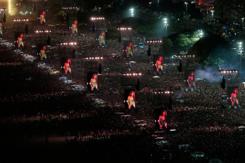 Două milioane de fani au cântat şi au dansat cu Shakira la megaconcertul de pe plaja Copacabana. Imagini de la evenimentul istoric 1065575