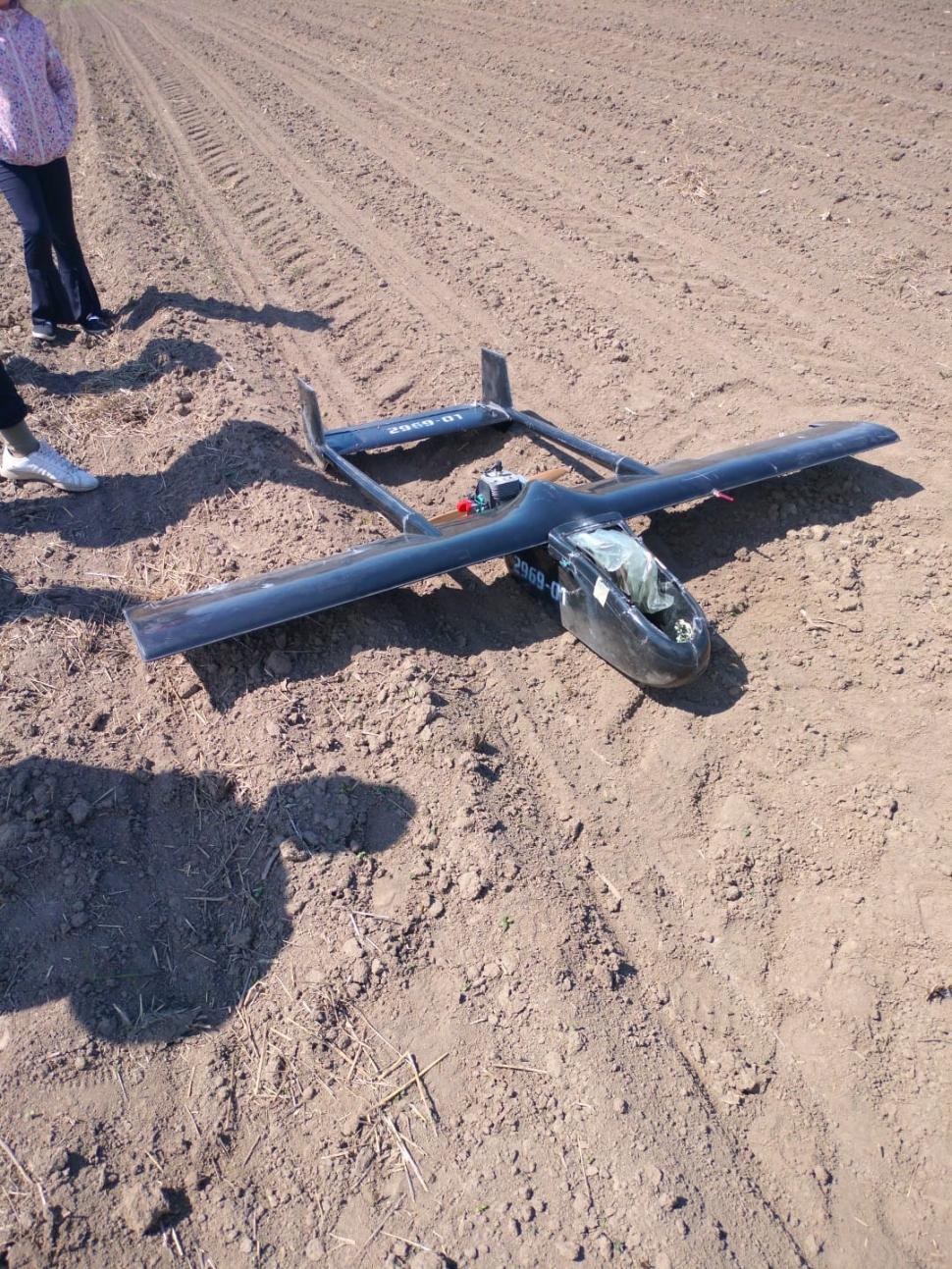 Dronă căzută pe câmp, în România, la 25 km de graniţa cu Ucraina. Un localnic din Şerbăuţi, judeţul Suceava, a dat alarma 1065592