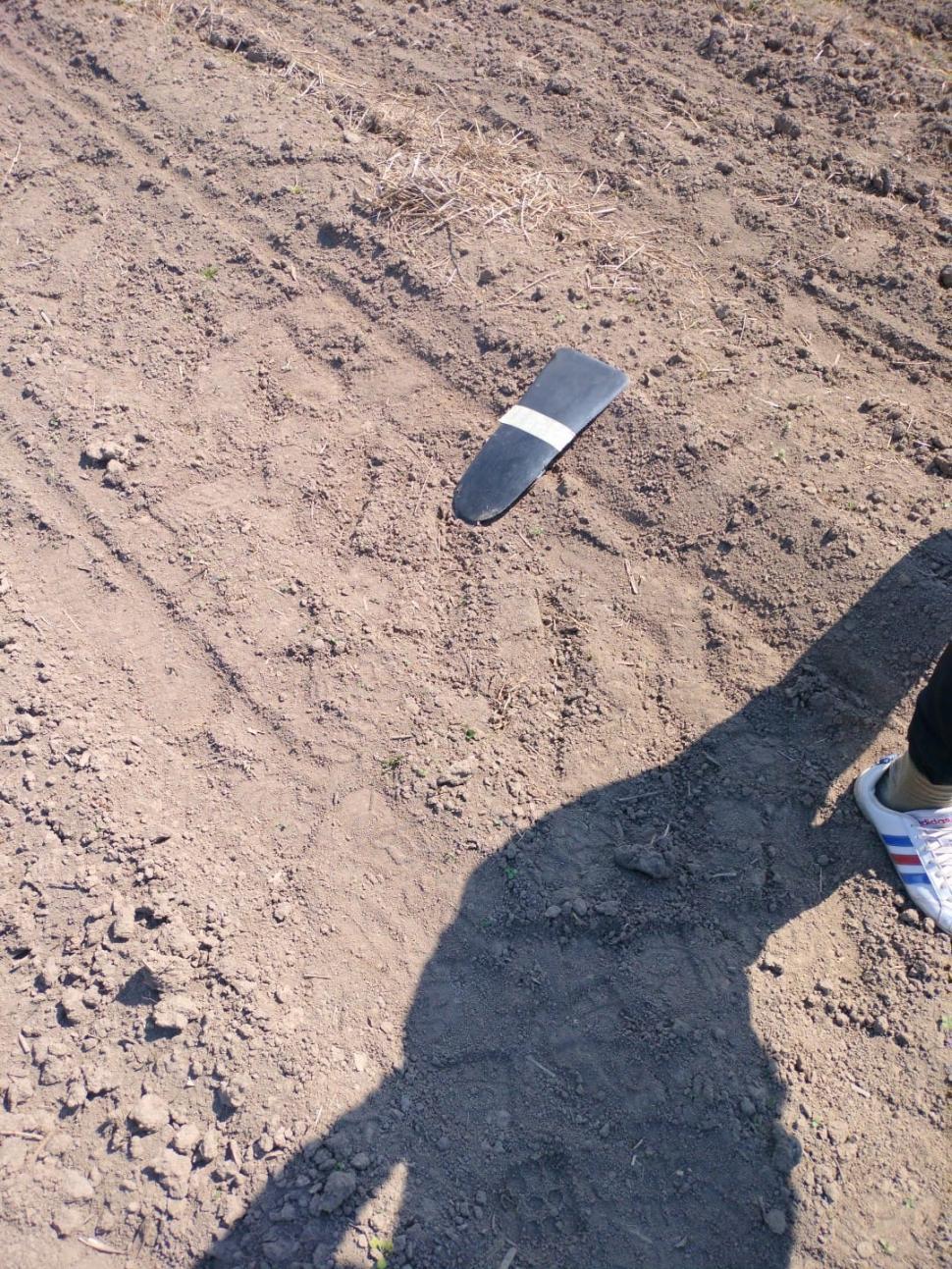 Dronă căzută pe câmp, în România, la 25 km de graniţa cu Ucraina. Un localnic din Şerbăuţi, judeţul Suceava, a dat alarma 1065597
