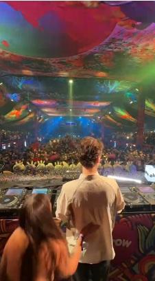 Imagini spectaculoase cu petrecerile de la mare: de la şampania adusă cu roaba, la focul de tabără de pe plaja din Vama Veche 1065544