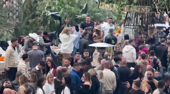 Imagini spectaculoase cu petrecerile de la mare: de la şampania adusă cu roaba, la focul de tabără de pe plaja din Vama Veche 1065545