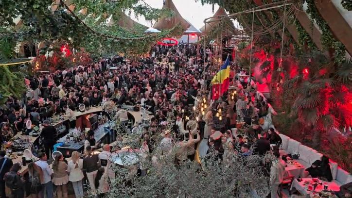 Imagini spectaculoase cu petrecerile de la mare: de la şampania adusă cu roaba, la focul de tabără de pe plaja din Vama Veche 1065547
