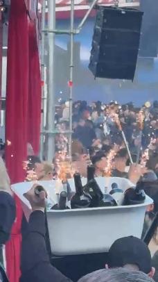 Imagini spectaculoase cu petrecerile de la mare: de la şampania adusă cu roaba, la focul de tabără de pe plaja din Vama Veche 1065548