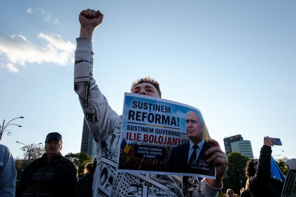 Miting pro-Bolojan în Piața Victoriei, cu două zile înainte de moțiunea de cenzură 1065703