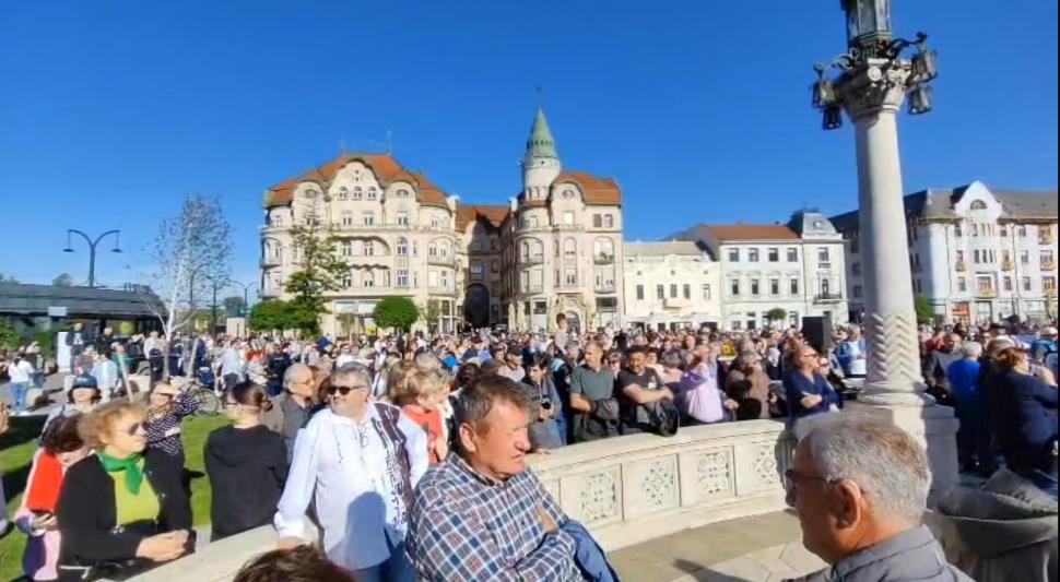 Orădenii au ieșit la miting să-l susțină pe Bolojan înainte de moțiune: "Fug șobolanii, că n-au mai găsit brânză la guvernare" 1065686