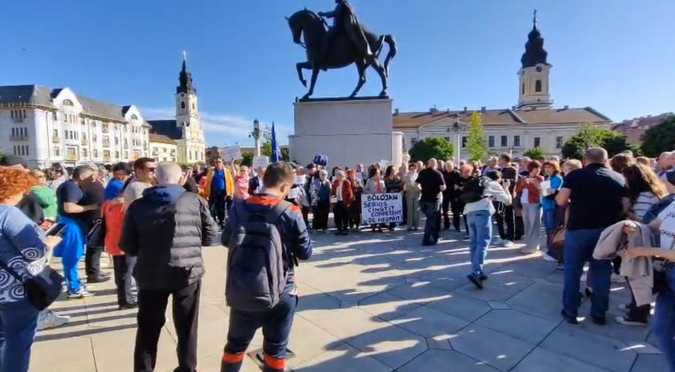 Orădenii au ieșit la miting să-l susțină pe Bolojan înainte de moțiune: "Fug șobolanii, că n-au mai găsit brânză la guvernare" 1065687