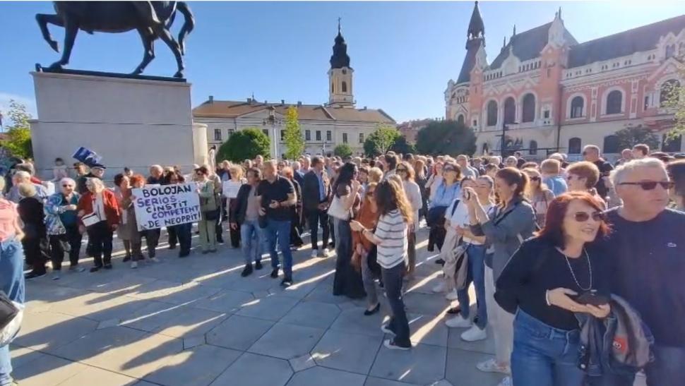 Orădenii au ieșit la miting să-l susțină pe Bolojan înainte de moțiune: "Fug șobolanii, că n-au mai găsit brânză la guvernare" 1065688