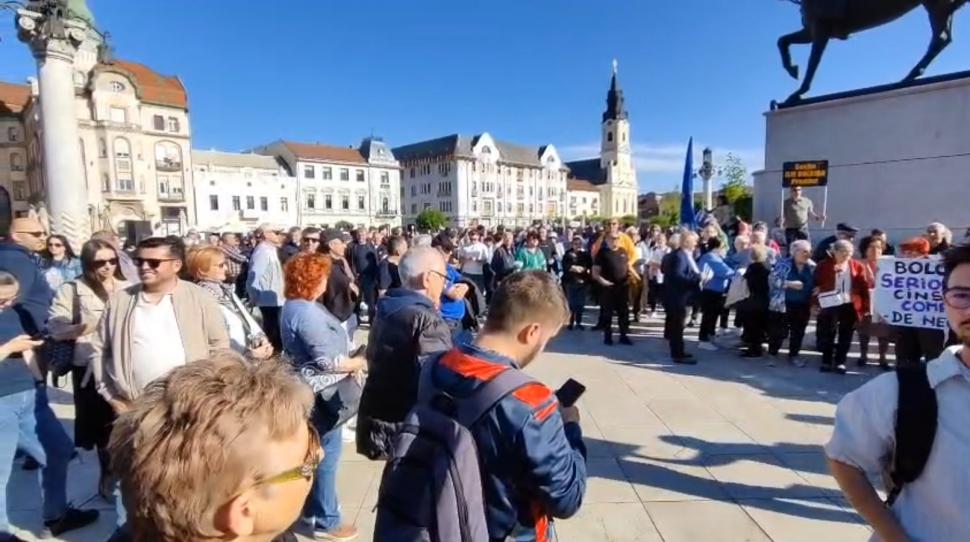 Orădenii au ieșit la miting să-l susțină pe Bolojan înainte de moțiune: "Fug șobolanii, că n-au mai găsit brânză la guvernare" 1065689