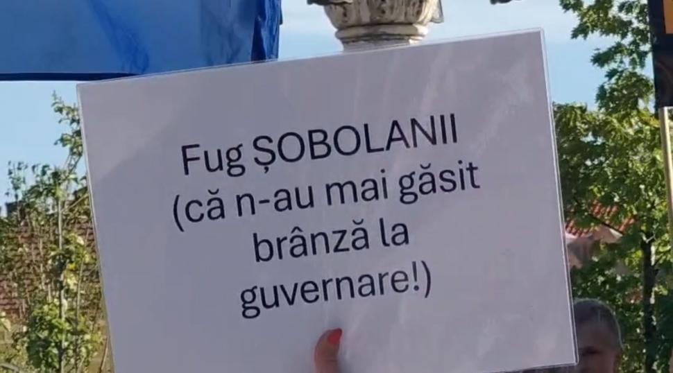 Orădenii au ieșit la miting să-l susțină pe Bolojan înainte de moțiune: "Fug șobolanii, că n-au mai găsit brânză la guvernare" 1065690