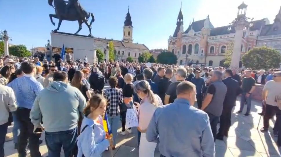 Orădenii au ieșit la miting să-l susțină pe Bolojan înainte de moțiune: "Fug șobolanii, că n-au mai găsit brânză la guvernare" 1065691