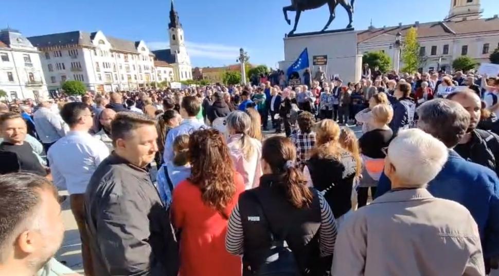 Orădenii au ieșit la miting să-l susțină pe Bolojan înainte de moțiune: "Fug șobolanii, că n-au mai găsit brânză la guvernare" 1065693