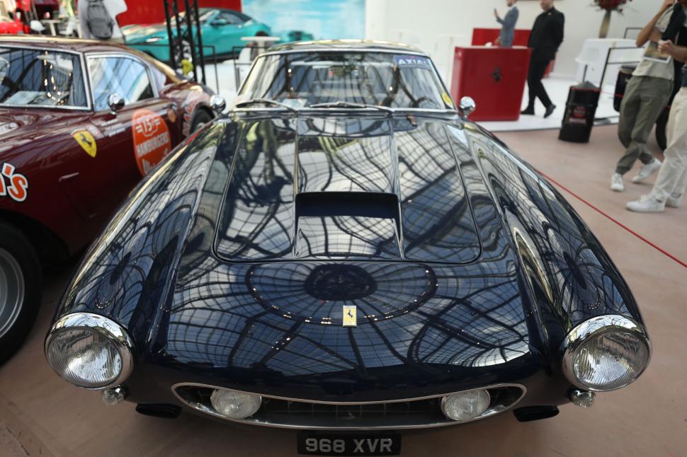 Peste 230 de mașini de epocă expuse sub cupola de sticlă a Marelui Palat din Paris: Imagini cu automobilele retro de la Tour Auto 2026  1065763