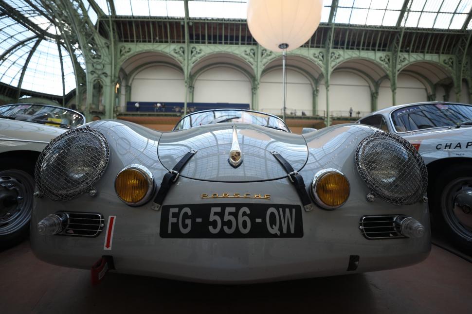 Peste 230 de mașini de epocă expuse sub cupola de sticlă a Marelui Palat din Paris: Imagini cu automobilele retro de la Tour Auto 2026  1065765