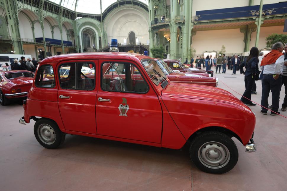 Peste 230 de mașini de epocă expuse sub cupola de sticlă a Marelui Palat din Paris: Imagini cu automobilele retro de la Tour Auto 2026  1065766