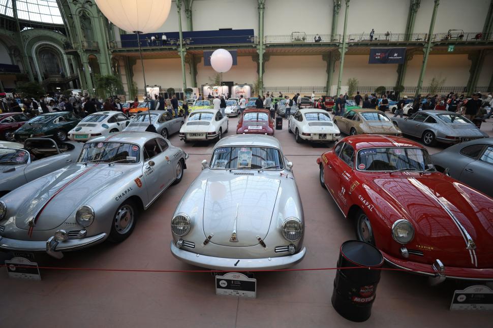 Peste 230 de mașini de epocă expuse sub cupola de sticlă a Marelui Palat din Paris: Imagini cu automobilele retro de la Tour Auto 2026  1065769